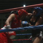 La pugilista capitalina Nathalia Alfaro (d) domin su combate, pero sufri una hemorragia nasal y no pudo continuar.