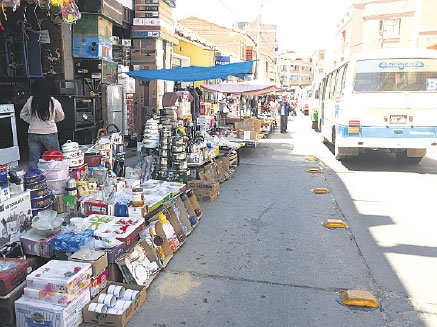 ILEGAL. Comerciantes sacaron sus mercancas a la calle y cerraron uno de los carriles de la calle Manuel Pando, zona Mercado Campesino.