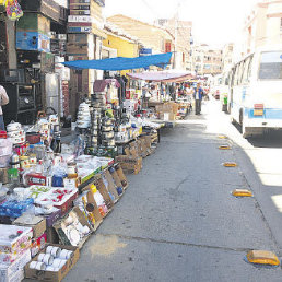 ILEGAL. Comerciantes sacaron sus mercancas a la calle y cerraron uno de los carriles de la calle Manuel Pando, zona Mercado Campesino.