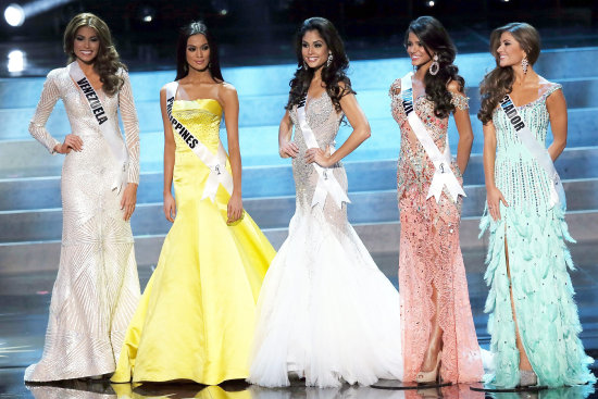 CONCURSO. La venezolana Gabriela Isler (izq), proclamada Miss Universo ayer en Mosc.