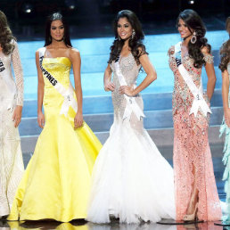 CONCURSO. La venezolana Gabriela Isler (izq), proclamada Miss Universo ayer en Mosc.