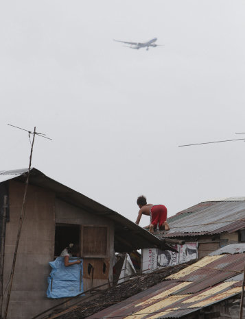 DAOS. Nios intentan ponerse a salvo de las inundaciones provocadas por el tifn Haiyan.