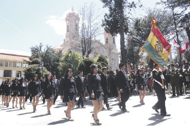 DESFILE. Los actos de homenaje incluyen desfiles, como el escolar de ayer.