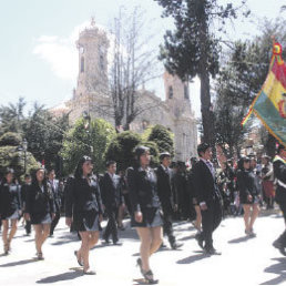 DESFILE. Los actos de homenaje incluyen desfiles, como el escolar de ayer.