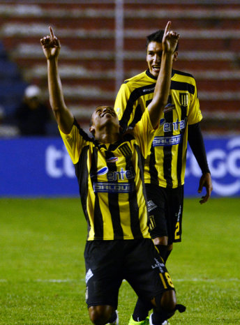 La celebracin del colombiano Jair Reinoso, tras la apertura del marcador entre atigrados y santos.