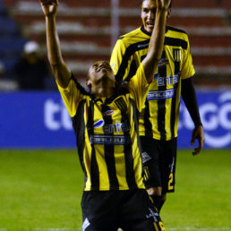 La celebracin del colombiano Jair Reinoso, tras la apertura del marcador entre atigrados y santos.