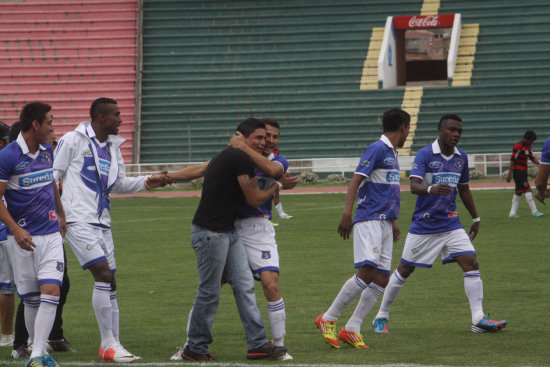 Brandon iguez festeja su gol junto al director tcnico Dayler Gutirrez, en el triunfo de Stormers sobre Flamengo ayer, en el estadio Patria.