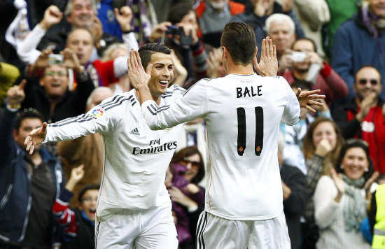 El delantero portugus Cristiano Ronaldo (i) festeja junto a su compaero Gareth Bale, uno de sus goles.