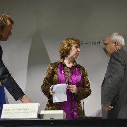 PAUSA. La directora de seguridad europea, Catherine Ashton, habla con el ministro de Exteriores iraní, Mohammad-Javad Zarif.