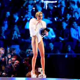 BRILLO. Miley Cyrus.