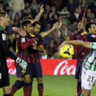 El delantero brasileño Neymar (2d) festeja su gol ante el Betis, el primero del Barcelona en la goleada de ayer por la Liga española.