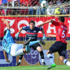 Una jugada de ataque del equipo de Aurora; abajo, la celebración de David Mainz (i) luego de marcar el primer gol para los wilstermanistas.