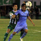 Una jugada del partido de anoche, en la que Oriente frenó al líder del campeonato.