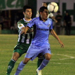 Una jugada del partido de anoche, en la que Oriente frenó al líder del campeonato.