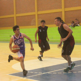 Mendoza (i), en una escena del partido de ayer, entre Amistad y Esbagober.