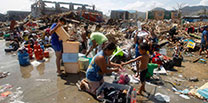 Suben a más de 10.000 las personas fallecidas por el huracán Haiyan
