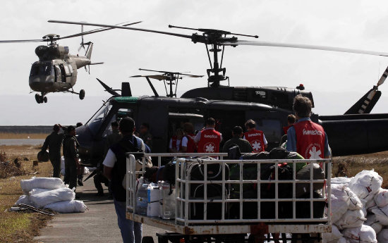 EMERGENCIA. Un equipo que transporta comida y material humanitario llega a la arrasada ciudad de Tacloban.