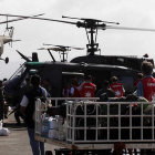 EMERGENCIA. Un equipo que transporta comida y material humanitario llega a la arrasada ciudad de Tacloban.