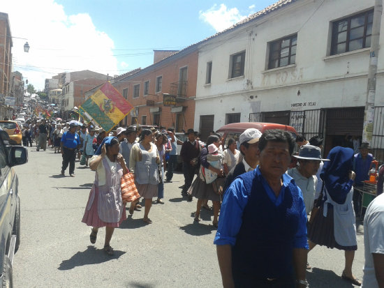 MULTITUD. Cientos de vecinos salieron a protestar a las calles.