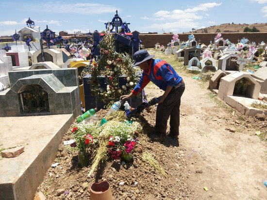 COLAPSO. En los ltimos meses, una quincena de fallecidos fueron enterrados en el pasillo central del cementerio de Lajastambo.