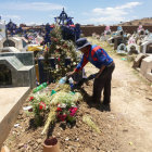 COLAPSO. En los ltimos meses, una quincena de fallecidos fueron enterrados en el pasillo central del cementerio de Lajastambo.