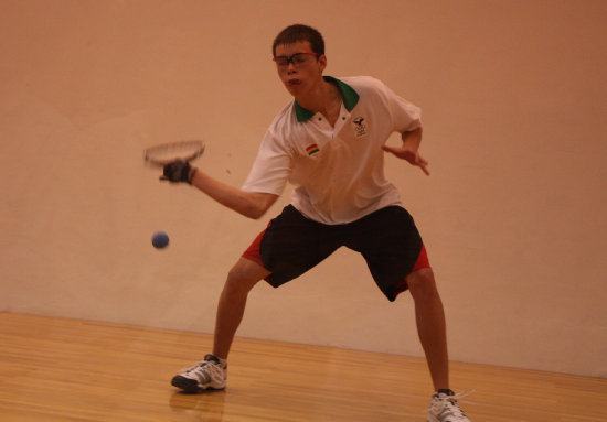 El cruceo Carlos Keller durante un partido de raquetbol.