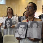 RECLAMO. Familiares de las vctimas sostienen fotografas durante la audiencia de ayer.