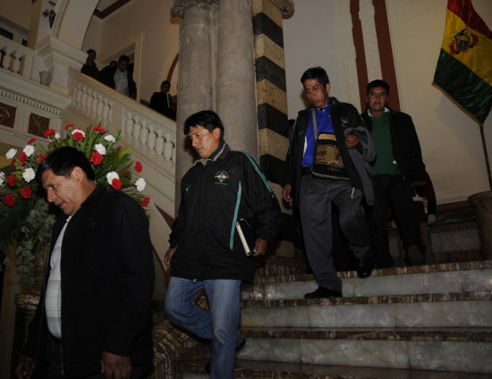 PALACIO. Representantes de organizaciones sociales salen de la reunin de presentacin del estudio de la coca.