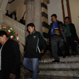 PALACIO. Representantes de organizaciones sociales salen de la reunin de presentacin del estudio de la coca.