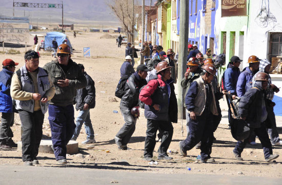 HERIDOS. Un sector de los mineros gasific en interior mina a los cooperativistas.