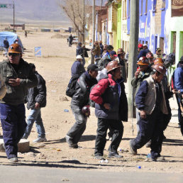 HERIDOS. Un sector de los mineros gasific en interior mina a los cooperativistas.