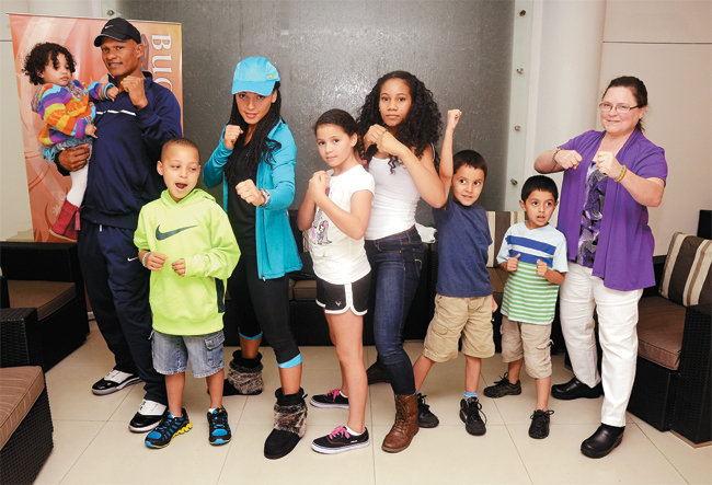 La pugilista Jennifer Salinas trajo de Estados Unidos a toda su familia para que la apoyen en el combate de este sbado.