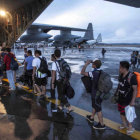 COOPERACIN. Civiles son desplazados en un avin militar Hrcules Corps KC-130J desde la base area de Taclobn, Filipinas.