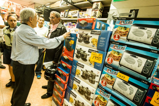 CONSUMO. Un grupo de personas realiza compras de electrodomsticos en Caracas.