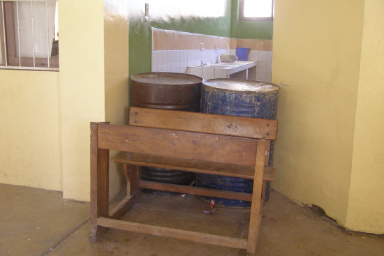 CARENCIA DE AGUA. Dos baos de la escuela Aniceto Arce estn clausurados.