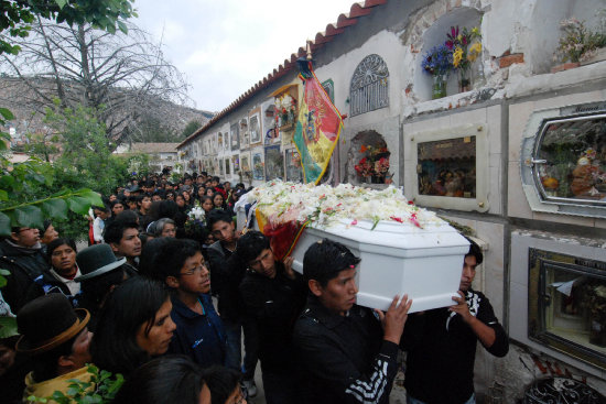 LUTO. Familiares lloran su partida