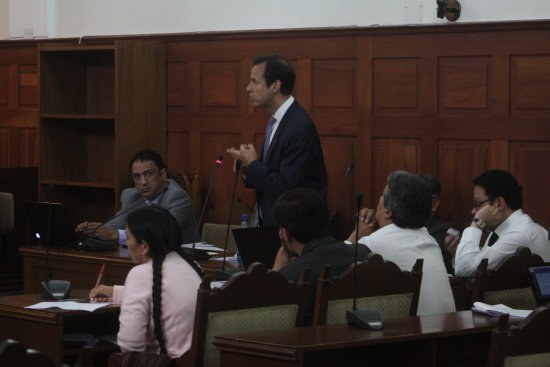 DEBATE. La audiencia se desarrolla en medio de posiciones encontradas entre partes.