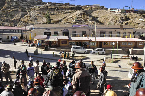 ENFRENTAMIENTO. Los mineros pugnan por tomar el control de la mina de Colquiri.