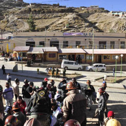 ENFRENTAMIENTO. Los mineros pugnan por tomar el control de la mina de Colquiri.