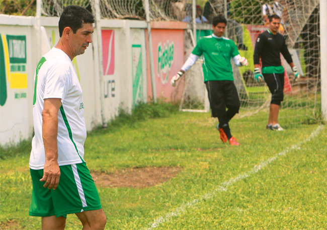 La dirigencia piensa en armar un equipo alterno para jugar su partido del fin de semana.