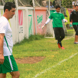 La dirigencia piensa en armar un equipo alterno para jugar su partido del fin de semana.