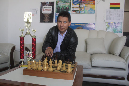 Antonio Loayza retorn a Sucre con su nuevo trofeo de campen, alcanzado en Colombia.