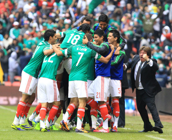 Jugadores mexicanos celebran despus de anotar un gol ante Nueva Zelanda ayer, durante el partido de ida por el repechaje.