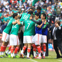 Jugadores mexicanos celebran despus de anotar un gol ante Nueva Zelanda ayer, durante el partido de ida por el repechaje.