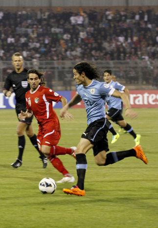 El jugador jordano Alaa Al-Bashir (i) lucha por el control del baln ante el uruguayo Edinson Calvani (d).