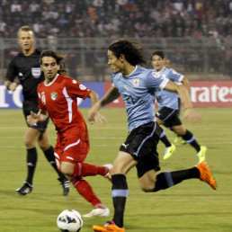 El jugador jordano Alaa Al-Bashir (i) lucha por el control del baln ante el uruguayo Edinson Calvani (d).