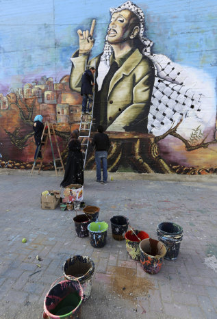 HOMENAJE. Artistas terminan un mural que ilustra a Yaser Arafat en de Neplusa, Cisjordania.