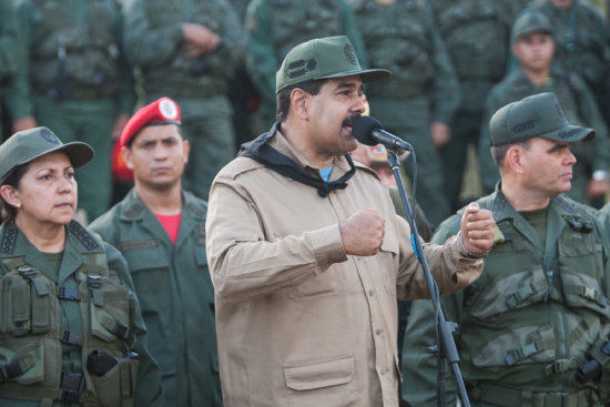 PODERES. El presidente venezolano, Nicols Maduro junto a miembros de la cpula militar venezolana durante unos ejercicios tcticos.