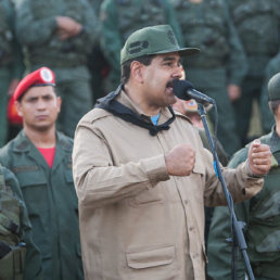 PODERES. El presidente venezolano, Nicols Maduro junto a miembros de la cpula militar venezolana durante unos ejercicios tcticos.