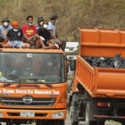 SEPELIOS. Trabajadores trasladan cadveres a una fosa comn durante un entierro mltiple.